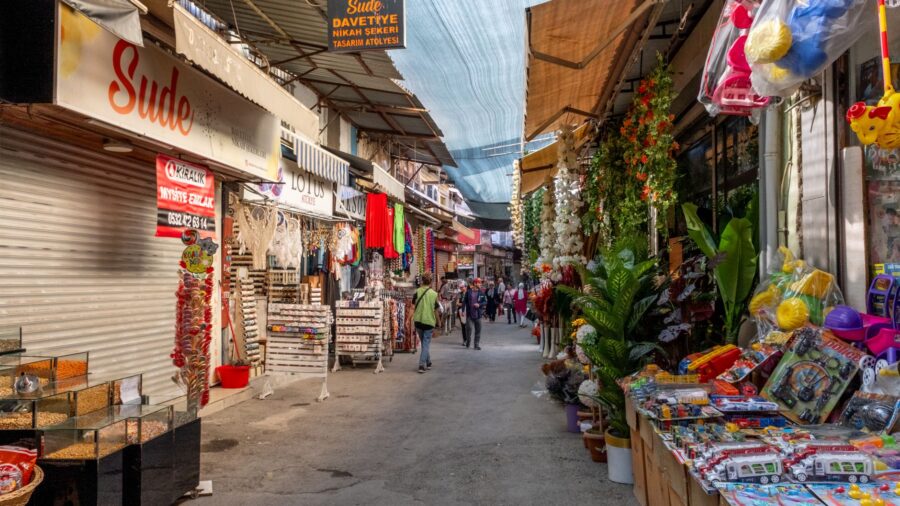 Rent-Everything Culture Among China’s Youth Signals a Structural Threat to Domestic Consumption