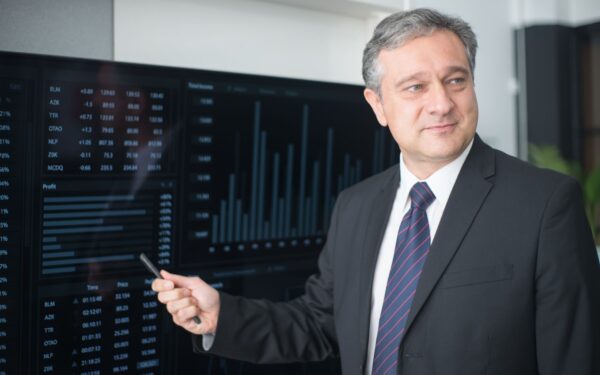 Steady Devices or Hospital Beds: Investors Weigh Medtronic Against Tenet for Long-Term Healthcare Gains