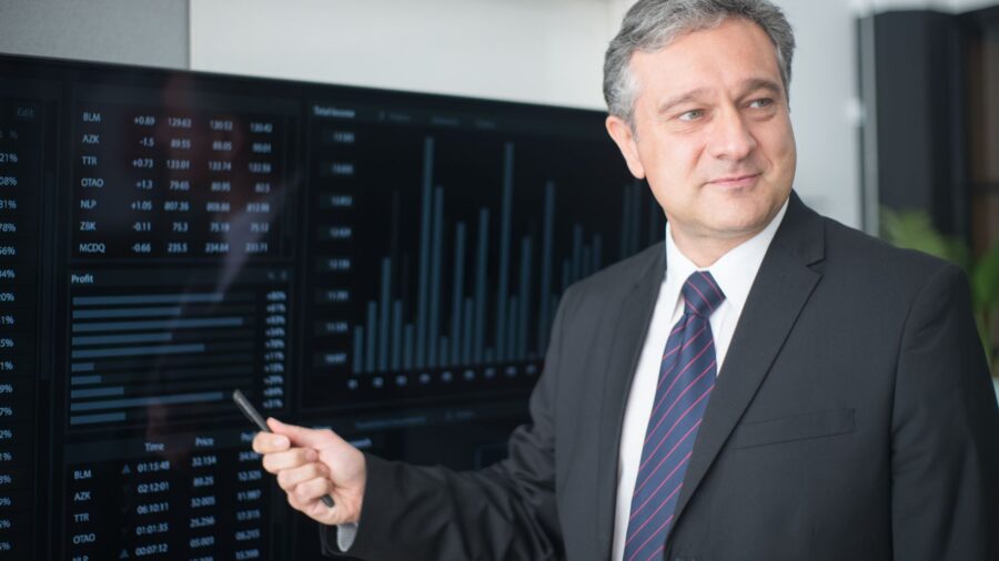 Steady Devices or Hospital Beds: Investors Weigh Medtronic Against Tenet for Long-Term Healthcare Gains